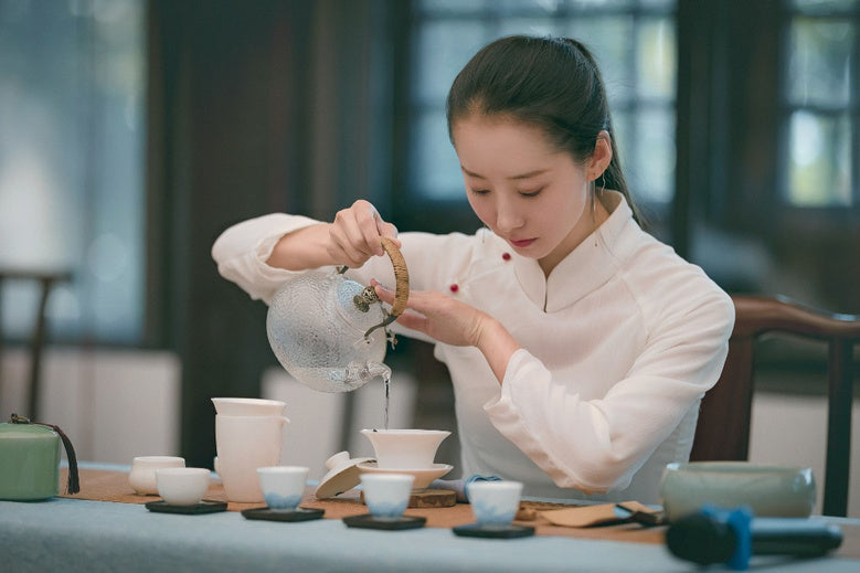 Explain in detail the ten major effects and contraindications of Pu'er tea